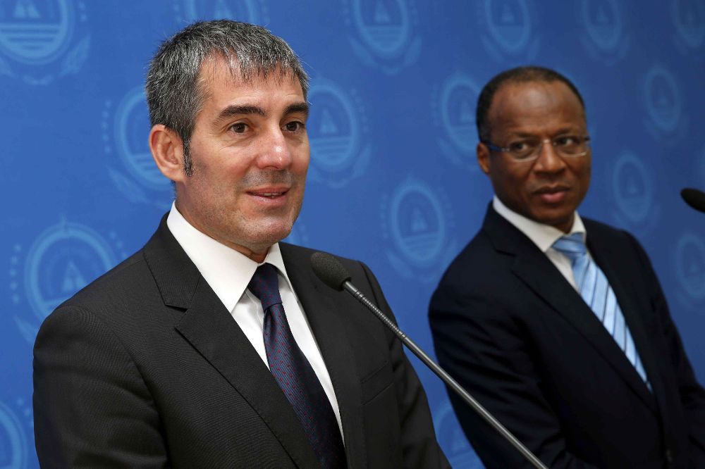 El presidente del Gobierno de Canarias, Fernando Clavijo (i), y el primer ministro de Cabo Verde, José Ulisses Correia.
