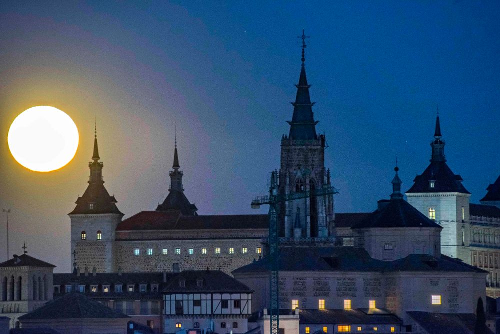 La superluna tras el casco histórico de Toledo y el Alcazar.