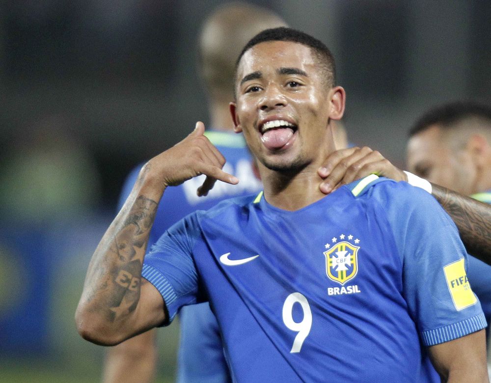 El jugador Gabriel Jesus de Brasil celebra la anotación de un gol.
