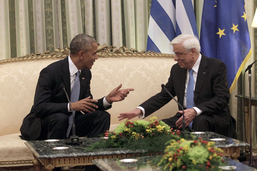 El presidente griego, Prokopis Pavlopoulos (d), habla con su par estadounidense, Barack Obama, durante una reunión en Atenas el 15 de noviembre de 2016.