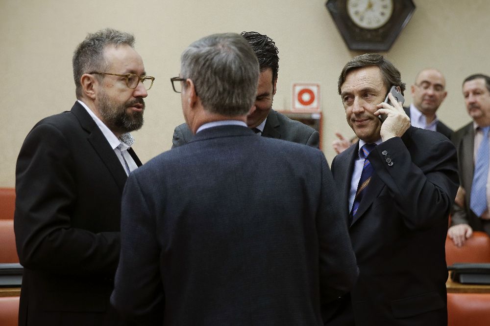 Los portavoces parlamentarios de Ciudadanos y el PP, y el vicesecretario general de Ciudadanos, José Manuel Villegas (de espaldas), conversan tras haber sido aplazada la votación para elegir al exministro Jorge Fernández Díaz.