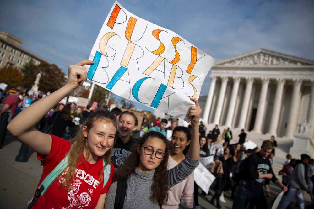 Dos estudiantes que sostienen una pancarta durante una manifestación contra el presidente electo estadounidense, Donald Trump, delante de la Corte Suprema de Justicia en Washington6.
