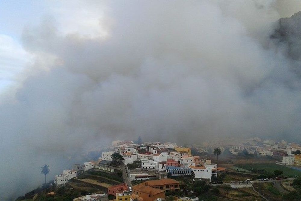 Imagen de Agulo durante el incendio de agosto de 2014.