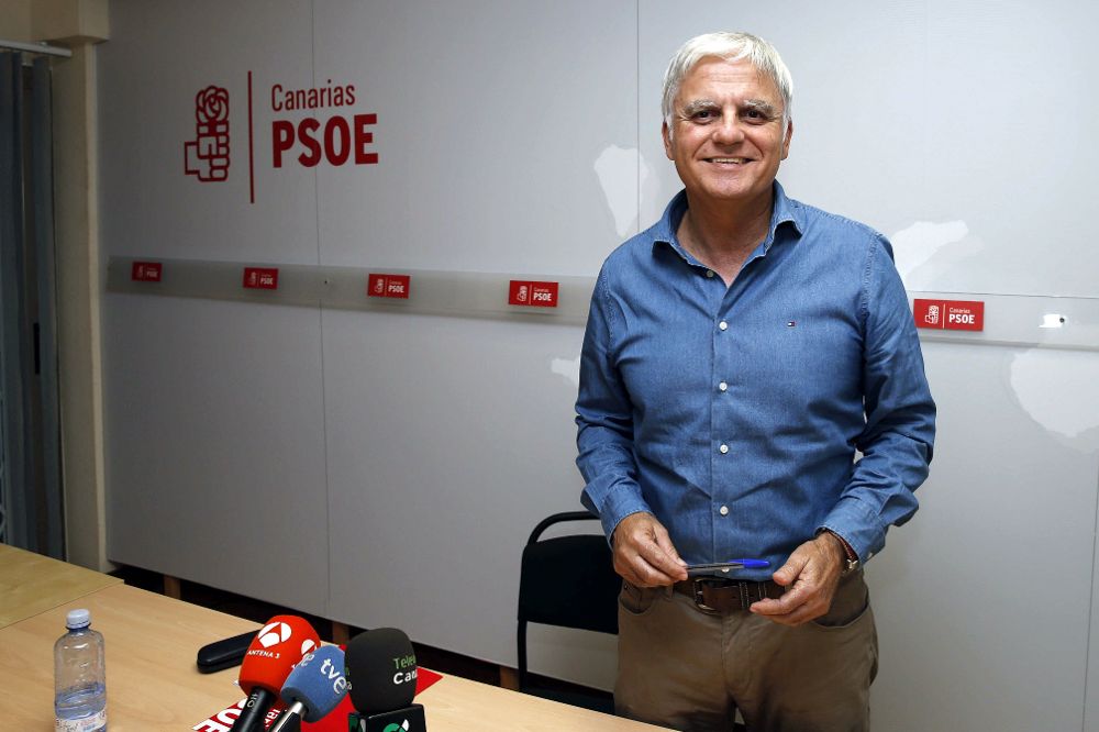 El secretario general del PSOE de Canarias, José Miguel Pérez, durante la rueda de prensa que ofreció hoy tras la reunión de la Comisión Ejecutiva regional y en la que anunció su dimisión de este cargo.