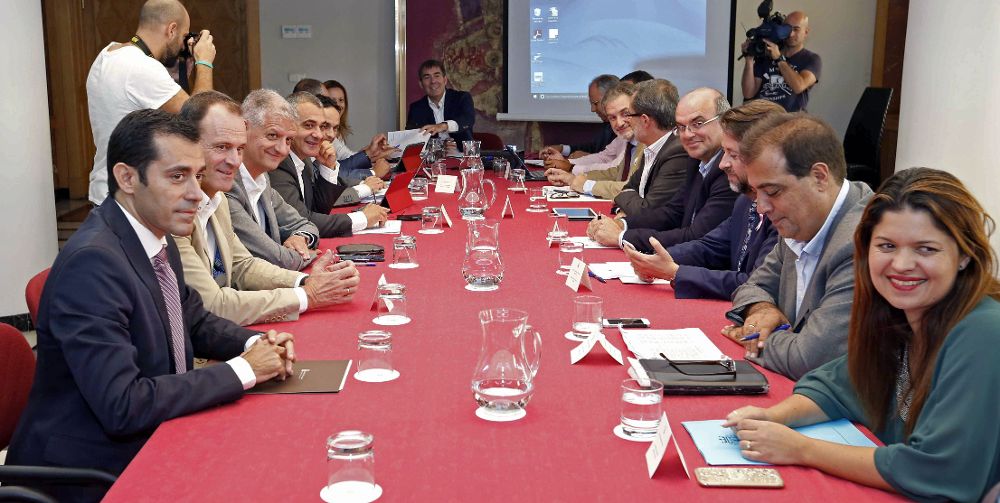 Una reunión de la asamblea de la Federación Canaria de Islas (Fecai) con el presidente canario.