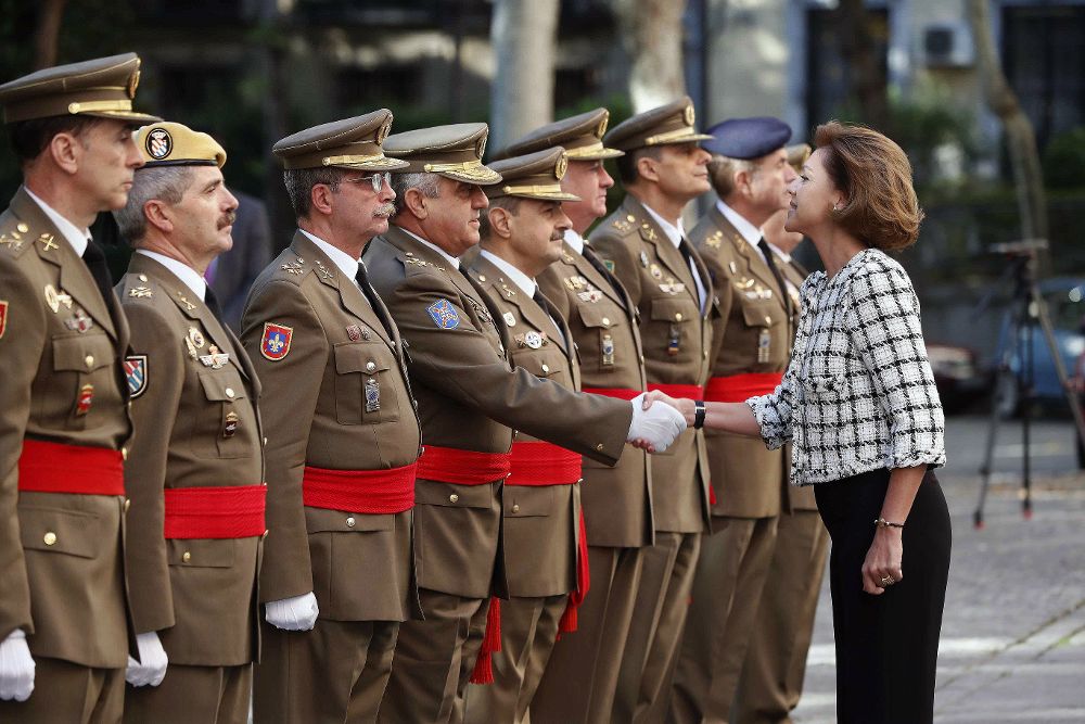 La minsitra de Defensa, María Dolores de Cospedal, saluda a los mando militares antes de presidir el Consejo Superior del Ejército en el Palacio de Buenavista, sede del Cuartel General del Ejército.