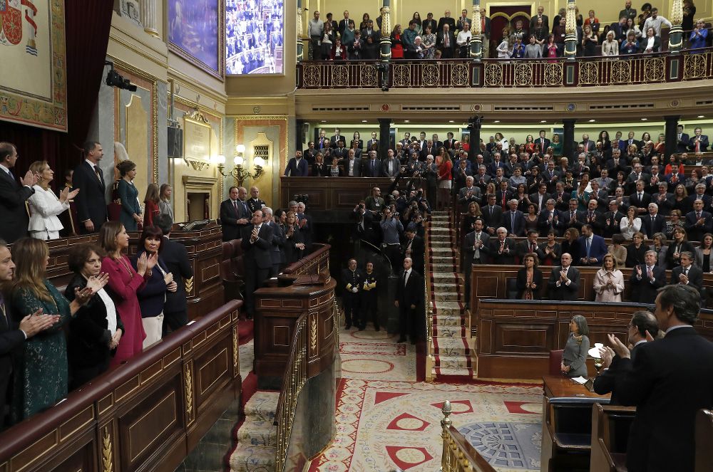 Los reyes Felipe VI y doña Letizia son recibidos por los miembros de la Cámara a su llegada a la sesión solemne de la apertura de las Cortes en la XII Legislatura, celebrada hoy en el Congreso de los Diputados.