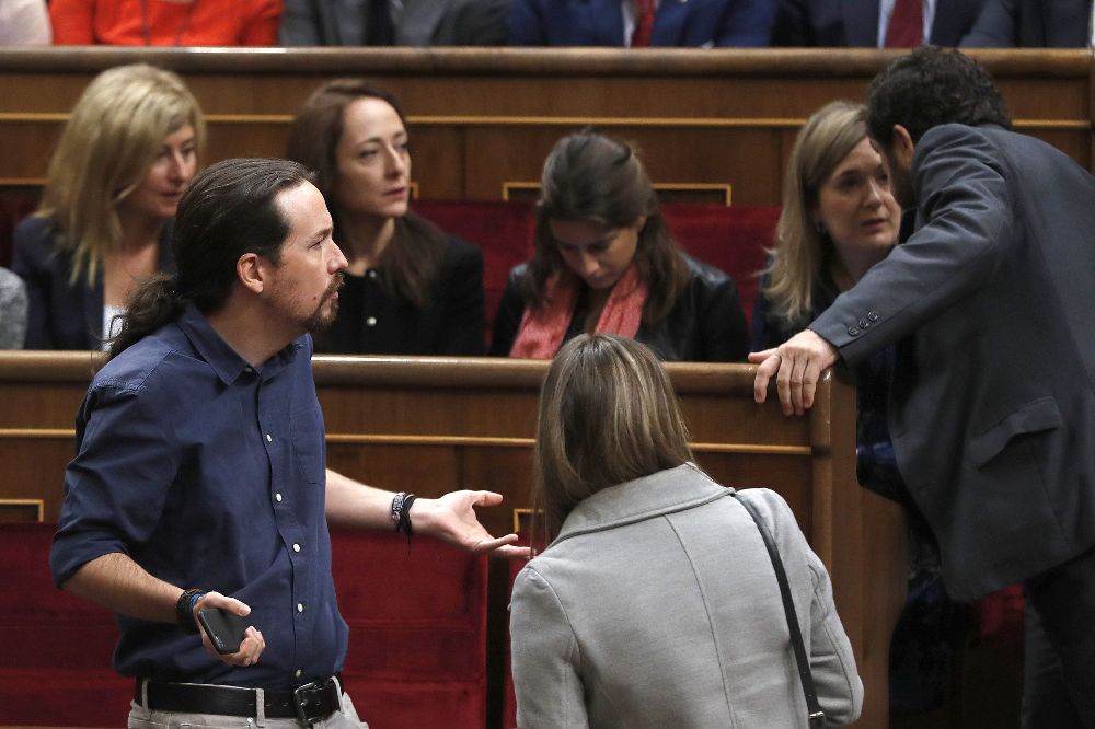 El líder de Podemos, Pablo Iglesias, en su escaño del hemiciclo del Congreso de los Diputados, antes del inicio de la sesión solemne de la apertura de las Cortes en la XII Legislatura, presidida por primera vez por los reyes Felipe VI y doña Letizia.