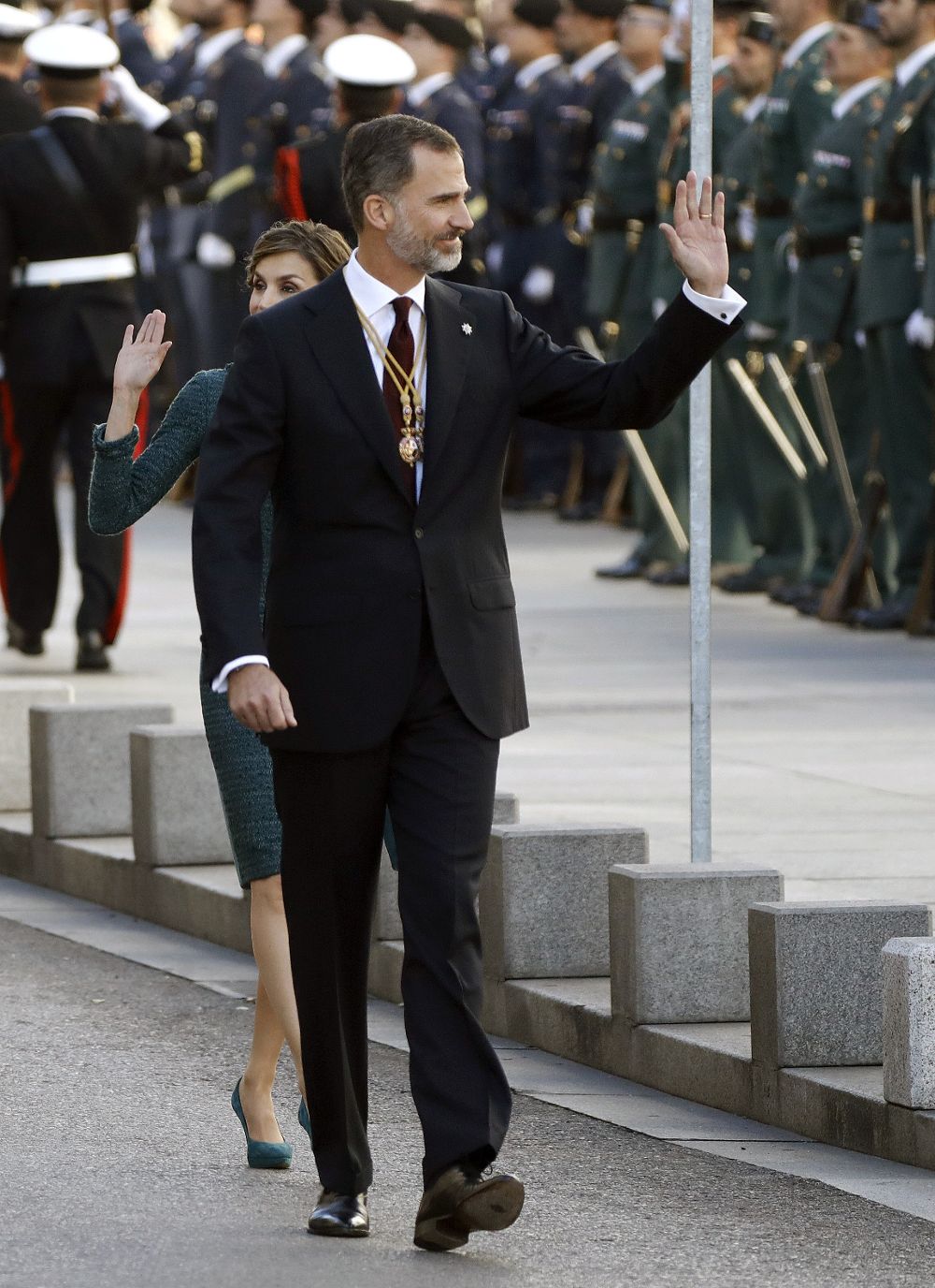 El Rey Felipe VI saluda, junto a la Reina Letizia, a su llegada al Palacio de las Cortes donde preside hoy la solemne ceremonia de apertura de la XII Legislatura en el Congreso de los Diputados.