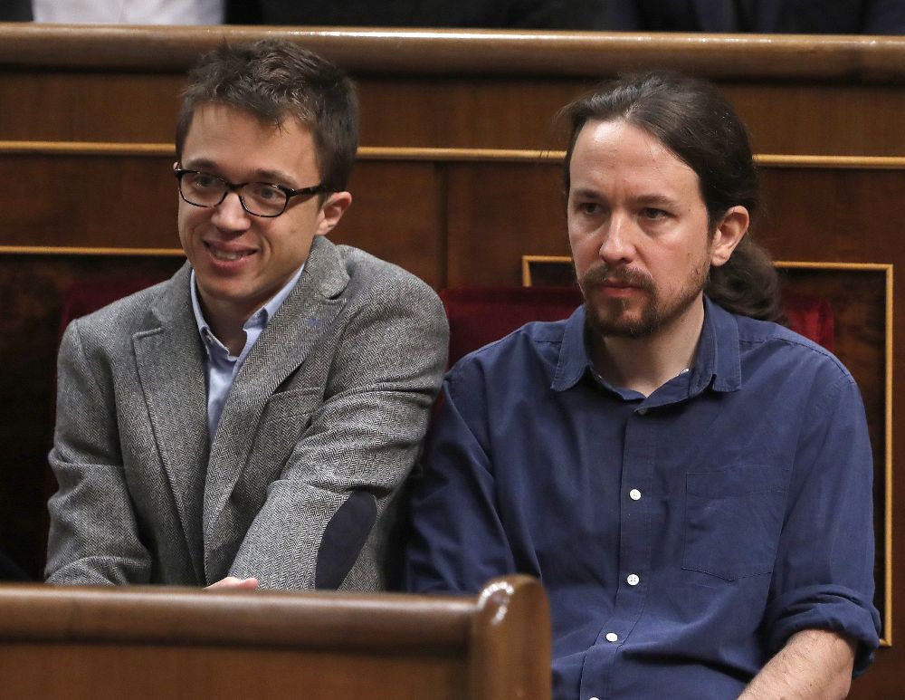 Los diputados de Unidos Podemos Íñigo Errejón (i) y Pablo Iglesias, antes del inicio de la sesión solemne de la apertura de las Cortes en la XII Legislatura.