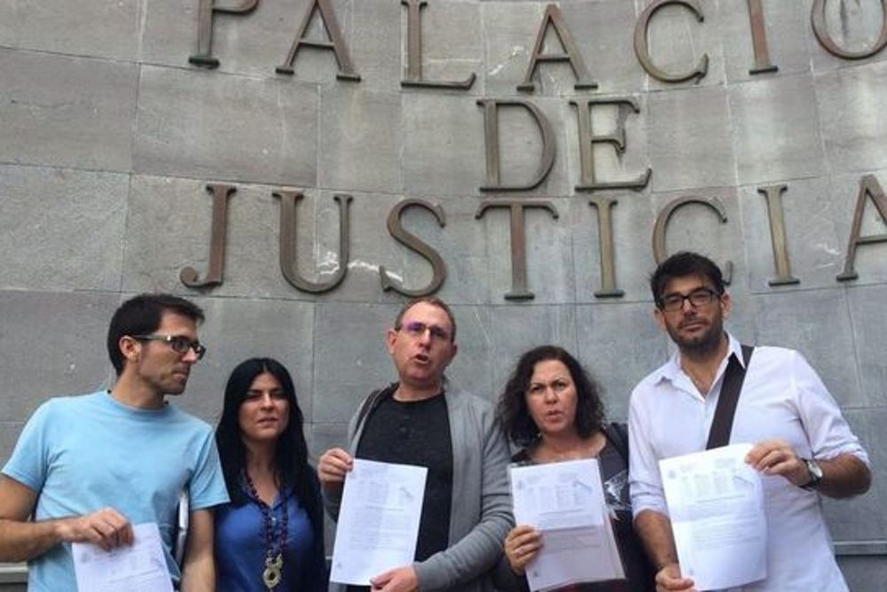 El grupo de Podemos en el Cabildo en el momento de ir a presentar su escrito de acusación.