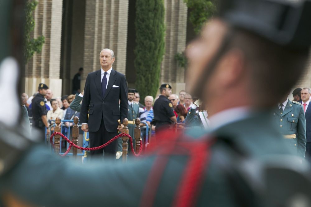 El director general de la Guardia Civil, Arsenio Fernández de Mesa, durante el acto de celebración de la patrona del Cuerpo, la Virgen del Pilar, ante la Basílica de Zaragoza.