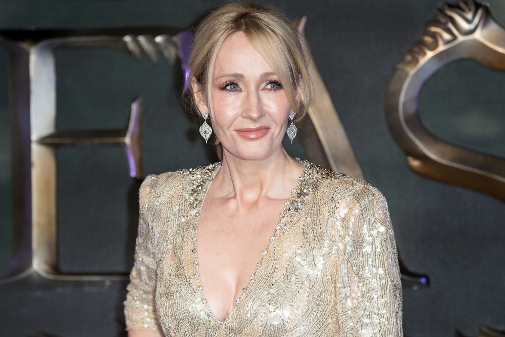 La escritora británica J.K. Rowling posa a su llegada, el martes 15 de noviembre de 2016, al estreno europeo de la película "Fantastic Beasts and Where Tto Find Them" en la Plaza Leicester, Londres, Reino Unido.