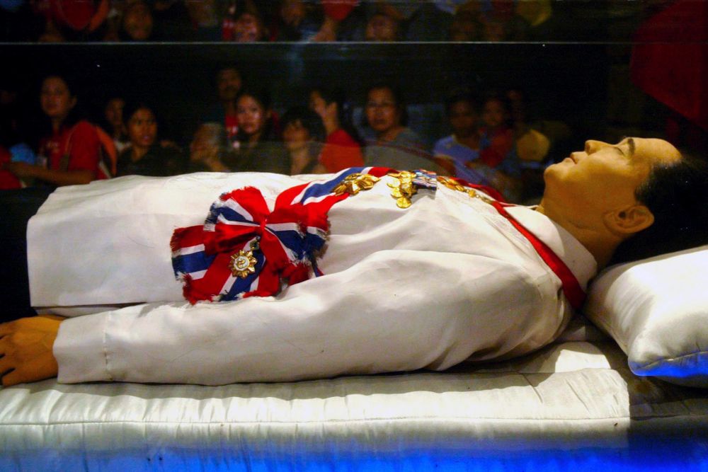 Imagen de archivo tomada el 11 de septiembre de 2005 que muestra el cuerpo embalsamado del exdictador filipino Ferdinand Marcos expuesto en una vitrina en un mausoleo en Batac, al norte de Filipinas.