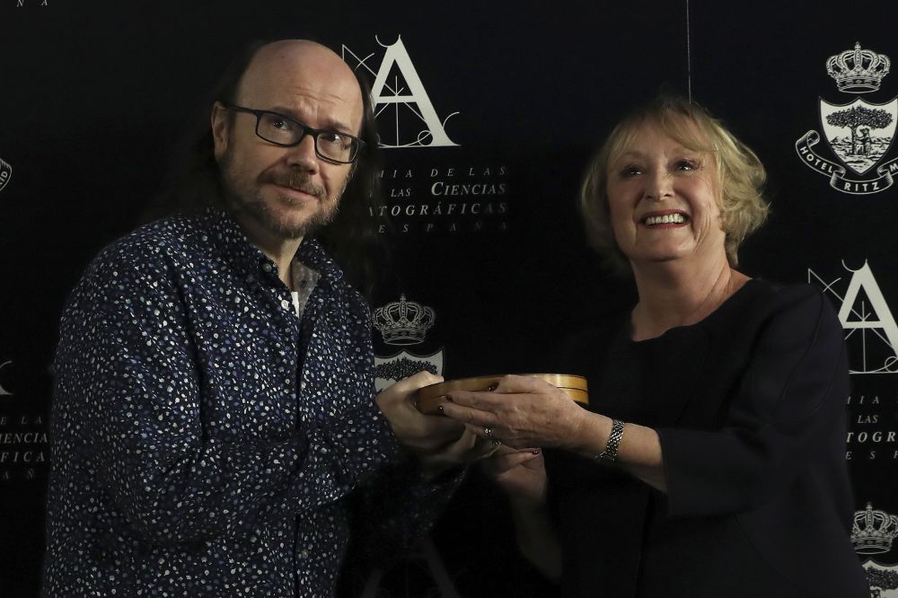 Santiago Segura recibe de manos de la presidenta de la Academia de Cine, Yvonne Blake, la Medalla de Oro.