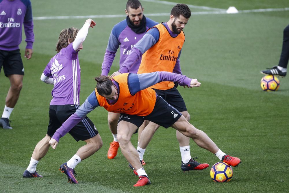 Modric, Bale, Benzema y Nacho Fernández, durante el entrenamiento que ha realizado hoy el Real Madrid en Valdebebas.