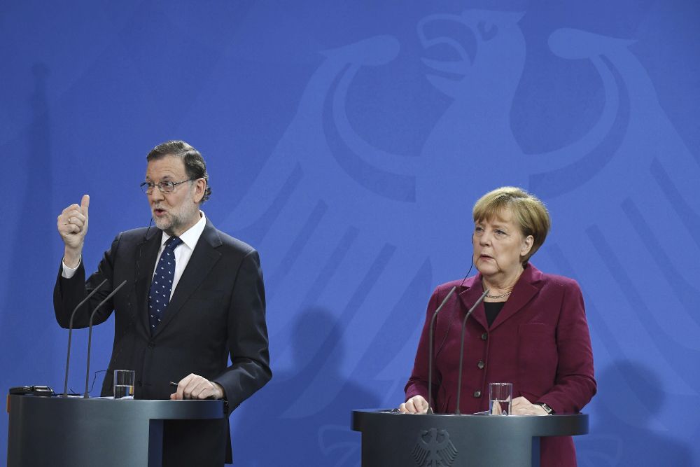 La canciller alemana, Angela Merke, y el presidente del gobierno español, Mariano Rajoy, comparecen en una rueda de prensa después de la reunión bilateral que han mantenido en Berlín.