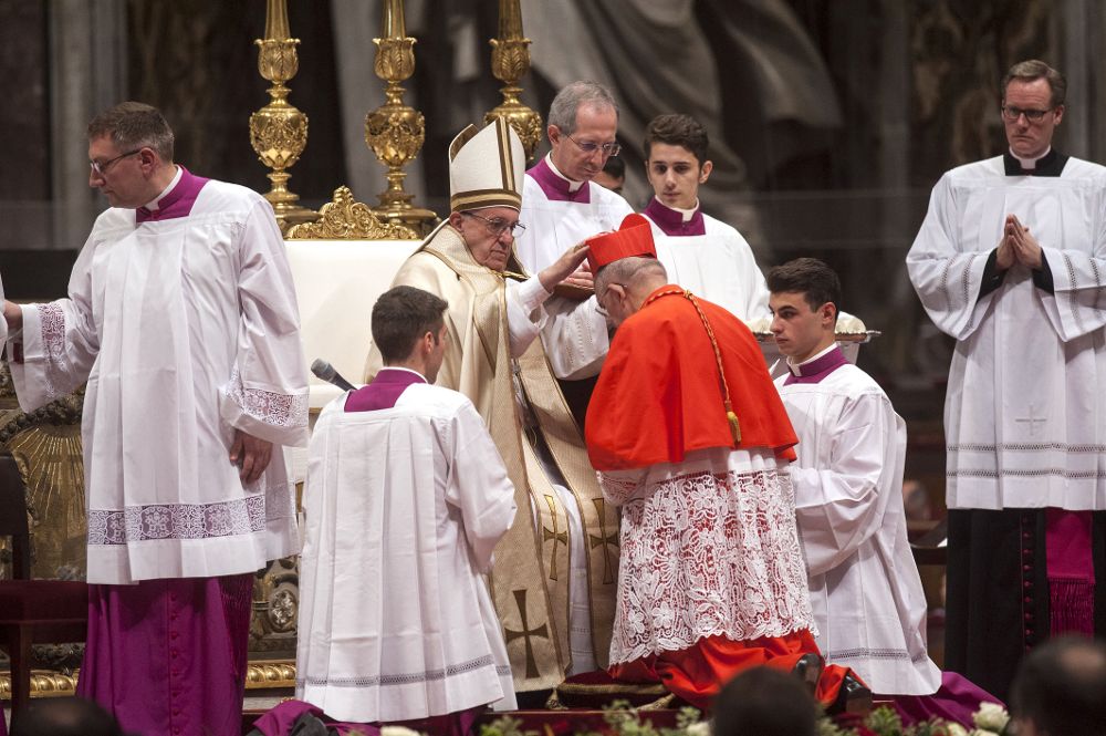 El arzobispo de Madrid y vicepresidente de la Conferencia Episcopal Española (CEE), Carlos Osoro Sierra, recibe del papa Francisco la birreta cardenalicia y el anillo, durante la ceremonia de creación de los 17 nuevos cardenales celebrada hoy en la Basílica de San Pedro del Vaticano.