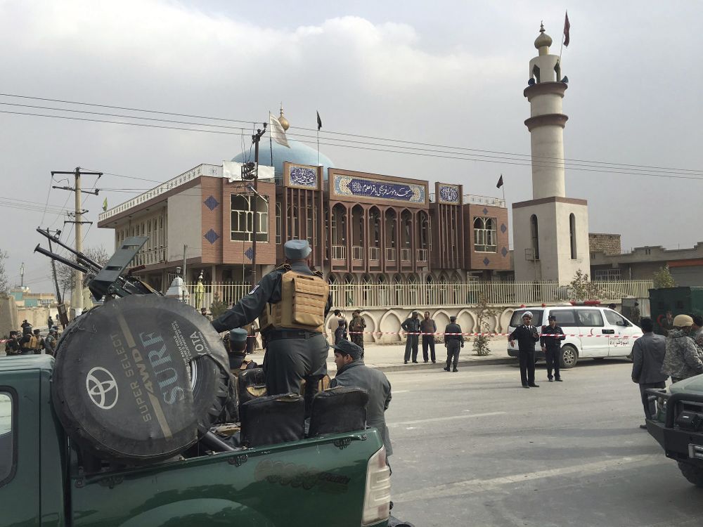 Agentes de seguridad hacen guardia ante la mezquita chiíta Baqir-ul-Olom tras el atentado suicida en Kabul.