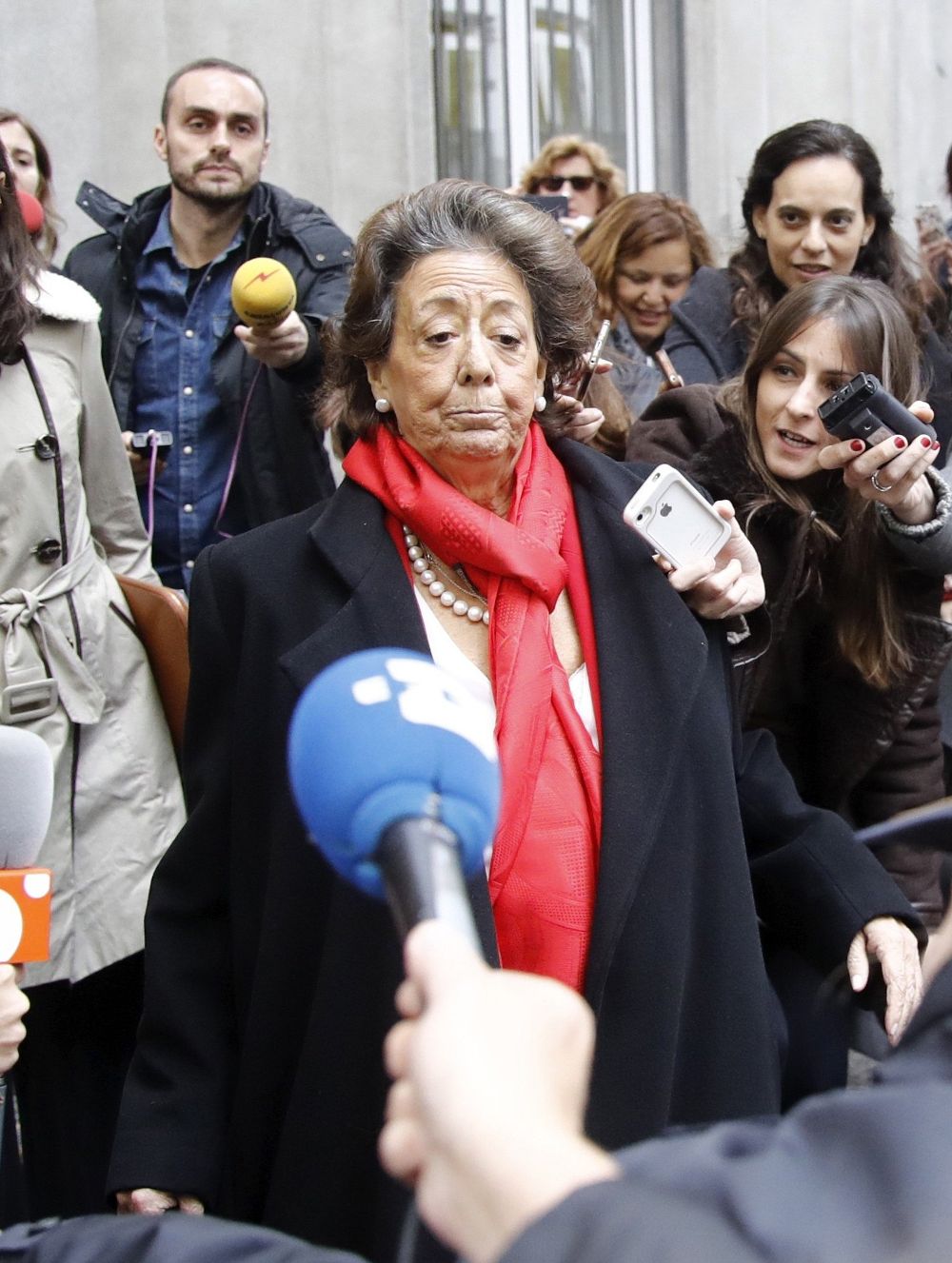 La senadora y exalcaldesa de Valencia por el PP, Rita Barberá, atiende a los medios a su salida de la sede del Tribunal Supremo.