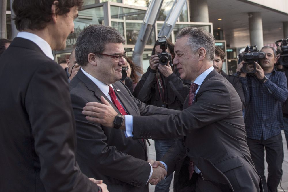 El lehendakari en funciones, Iñigo Urkullu (d), saluda al alcalde de Bilbao, Juan María Aburto (c), momentos antes de inaugurar hoy el primer Foro sobre Ciudad y Economía.