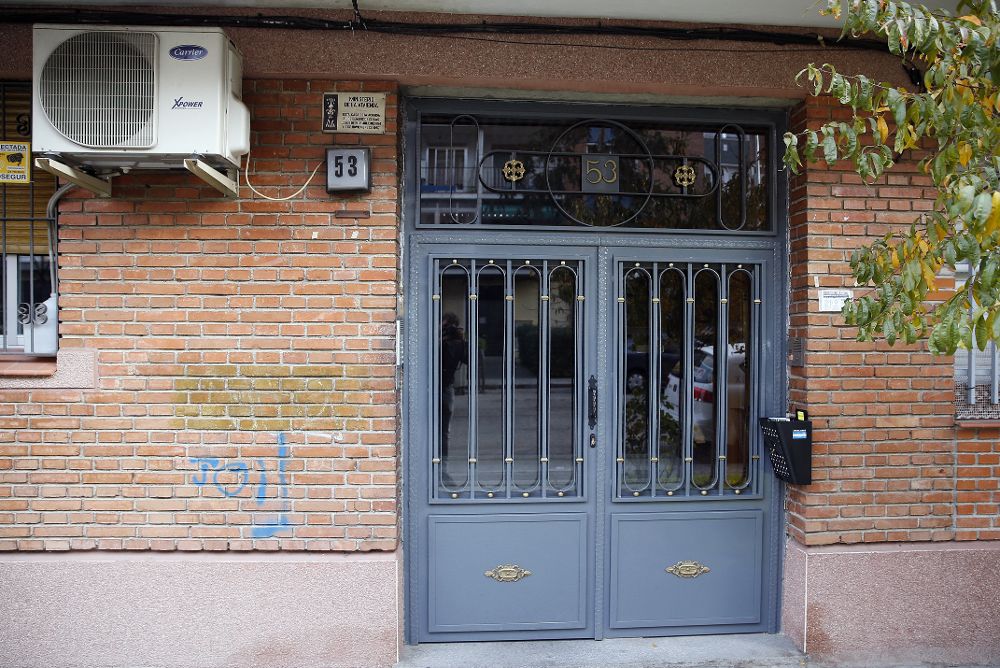 Portal de la vivienda, en el número 53 del Paseo de los Castellanos, donde la Policía Nacional detuvo el sábado a un marroquí acusado de ser yihadista plenamente integrado en el DAESH.