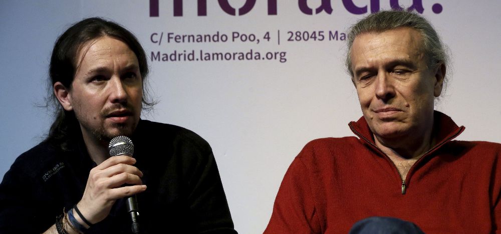 Pablo Iglesias (i) interviene en la presentación del libro "Colombia feroz" junto a su autor, José Manuel Martín Medem.