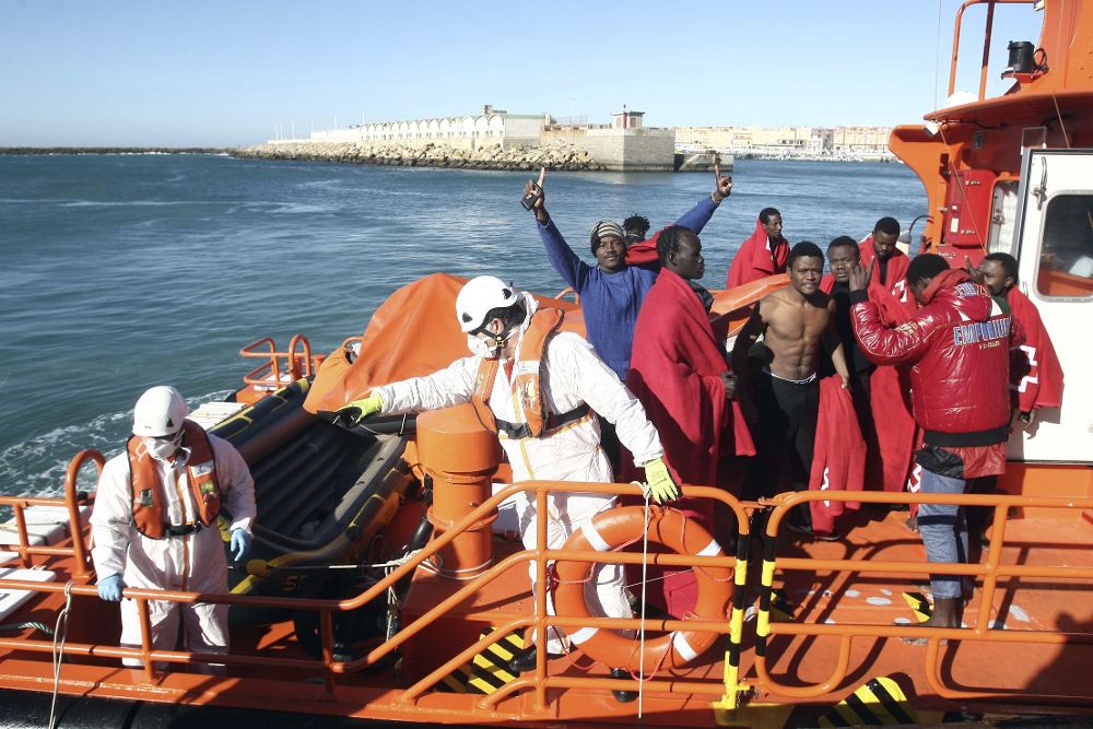 Llegada al puerto de Tarifa (Cádiz) de diez subsaharianos que viajaban en una patera por aguas del Estrecho de Gibraltar.