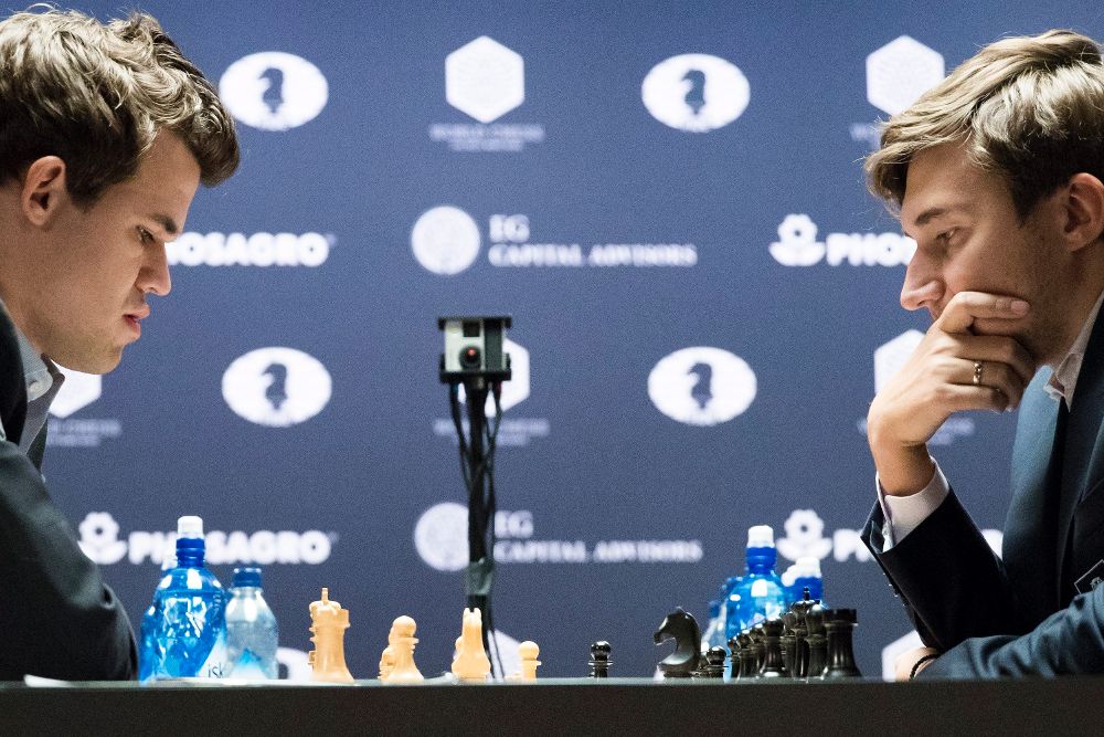 Magnus Carlsen (i), actual campeón mundial, se enfrenta con el ruso Sergey Karjakin.