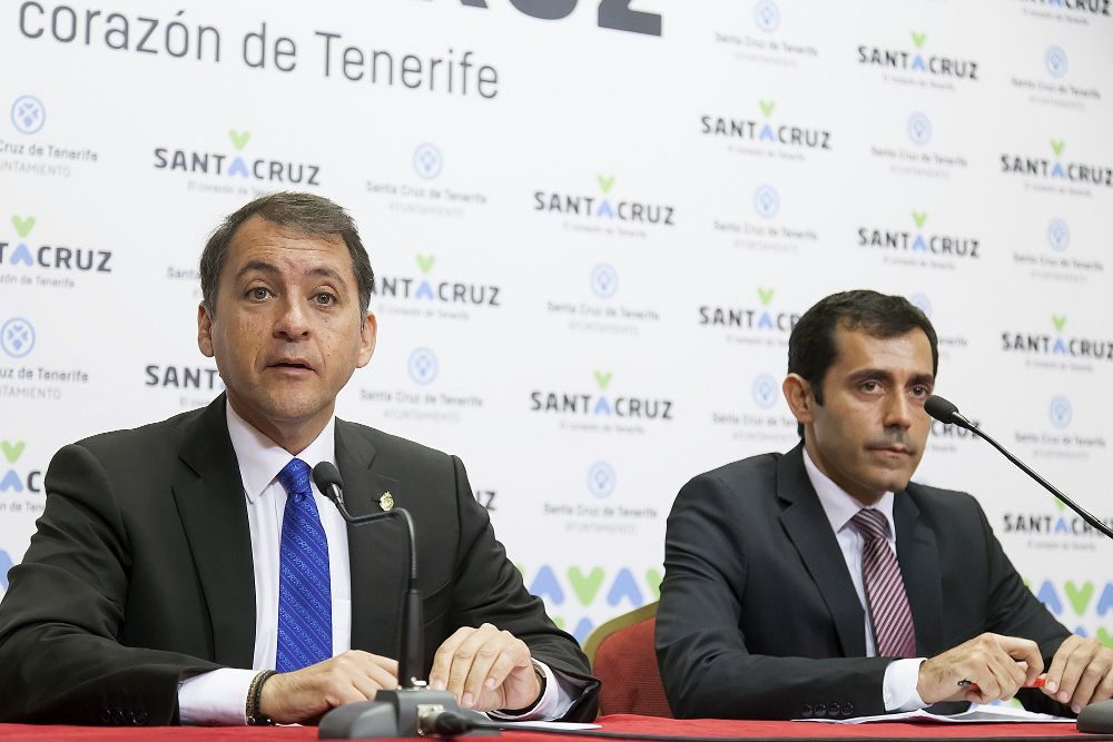 El alcalde de Santa Cruz de Tenerife, José Manuel Bermúdez (i), acompañado por el concejal de Hacienda de la corporación municipal, Juan José Martínez.