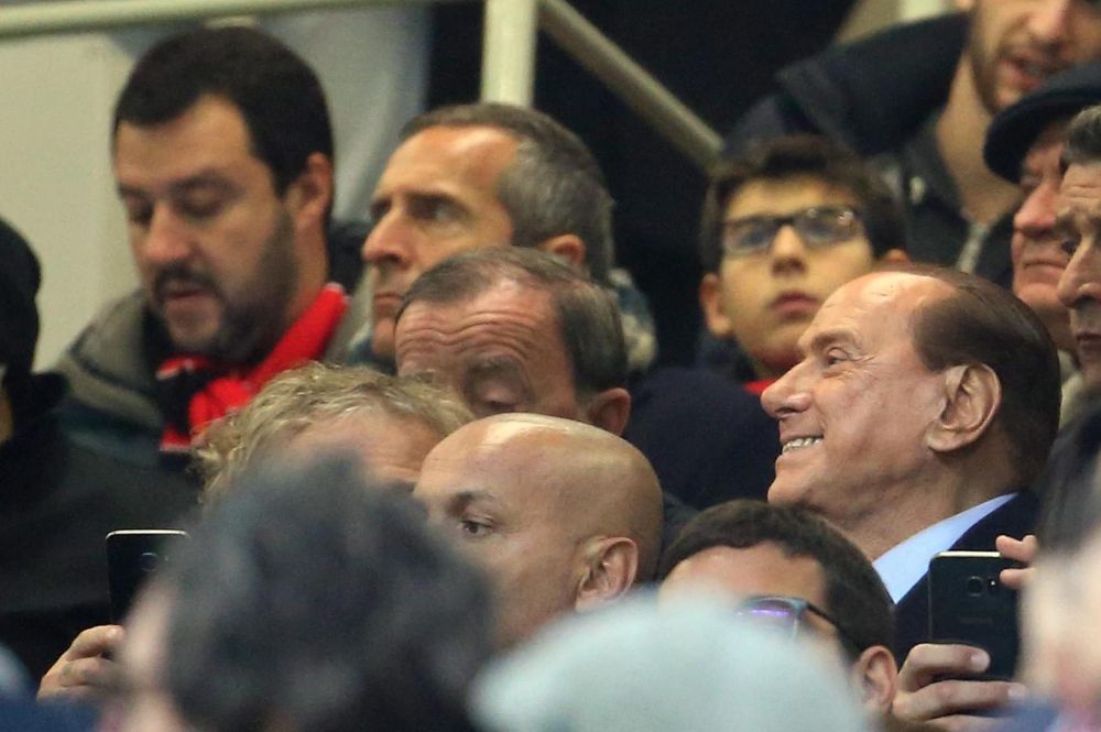 Berlusconi en un estadio de fútbol (d).