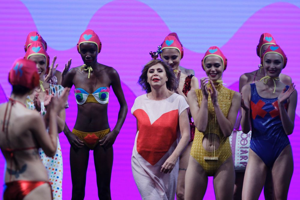 La diseñadora española Agatha Ruiz de la Prada (c) presenta su colección primavera-verano 2017 junto a un grupo de modelos hoy, miércoles, en el tercer día de la Semana de la Moda en Ciudad de México.