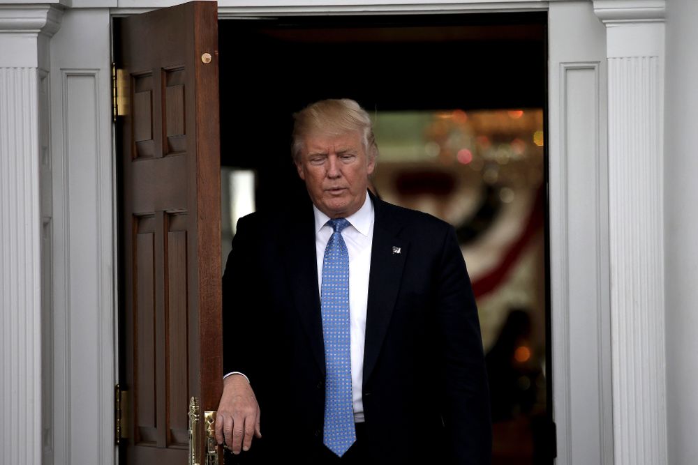 Donald Trump saliendo del Trump International Golf Club, en Bedminster Township, New Jersey.