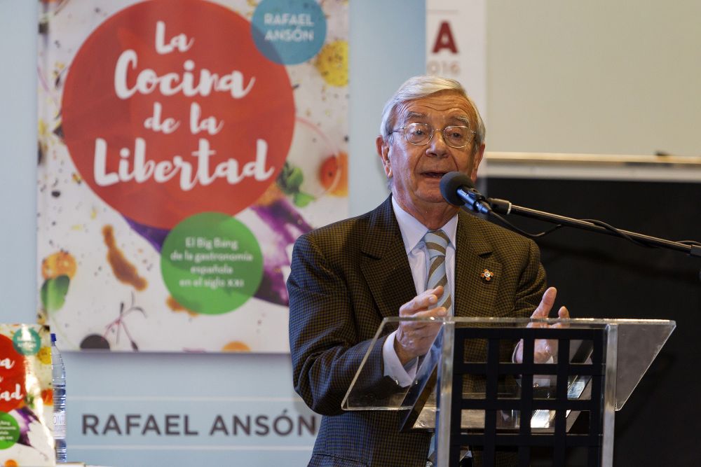 El presidente de la Academia Iberoamericana de Gastronomía, Rafael Ansón Oliart, presenta su libro "Cocina de la libertad".