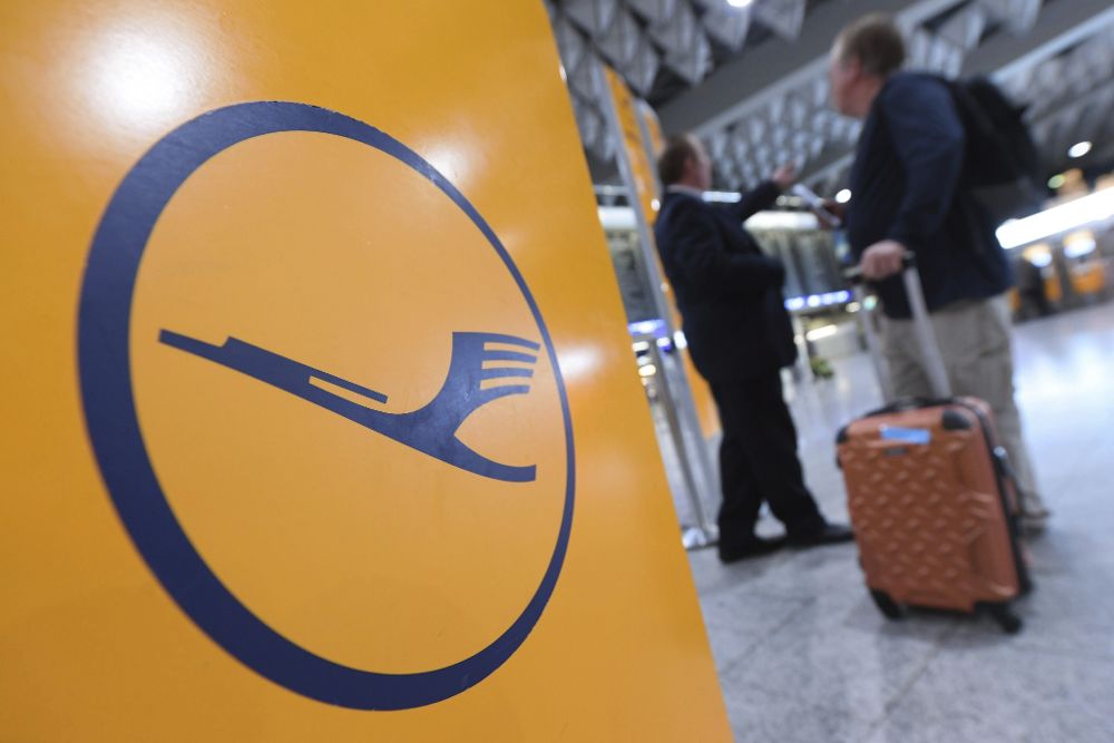Detalle del logotipo de Lufthansa en la terminal 1 del aeropuerto de Fráncfort (Alemania) hoy, 23 de noviembre de 2016.