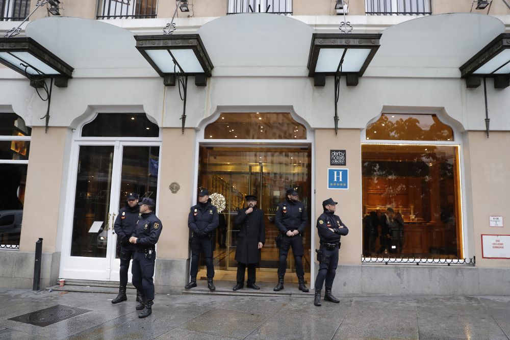 Agentes de la Policía Nacional, a las puertas del hotel de Madrid, situado en las inmediaciones del Congreso de los Diputados, donde ha fallecido la senadora y exalcaldesa de Valencia Rita Barberá, tras sufrir un infarto.