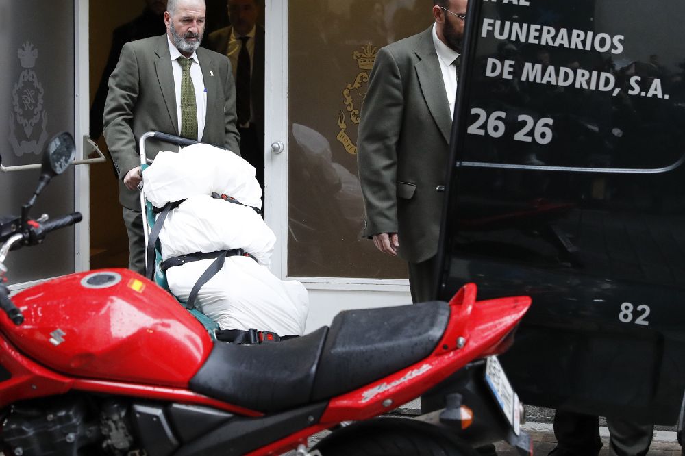 Empleados de los servicios funerarios trasladan el cadáver de la senadora y exalcaldesa de Valencia Rita Barberá.