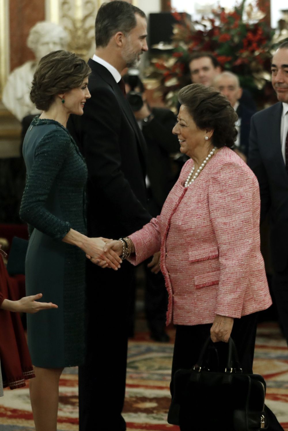 La Reina Letizia saluda a la senadora Rita Barberá, en el Salón de Pasos Perdidos del Congreso de los Diputados, junto al El Rey Felipe VI, durante la solemne ceremonia de apertura de las Cortes en la XII Legislatura, la pasada semana.
