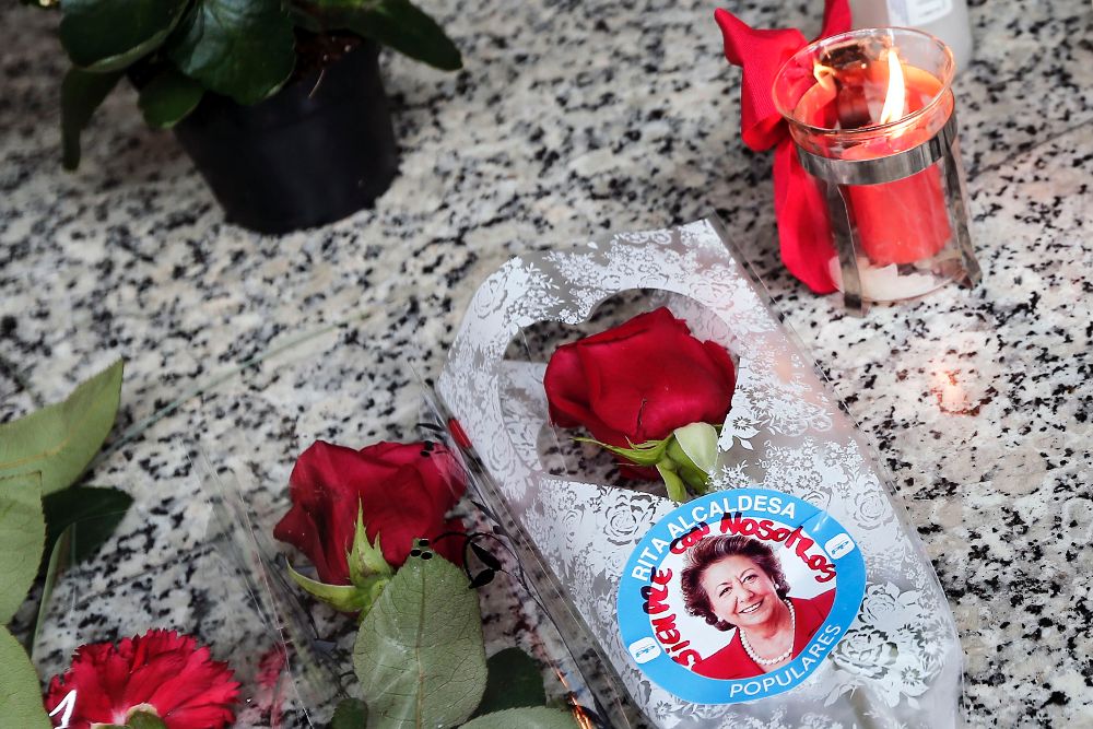 Numerosas personas dejan flores y velas en el patio de la vivienda de la exalcaldesa Rita Barberá en Valencia, fallecida hoy en Madrid a causa de un infarto.
