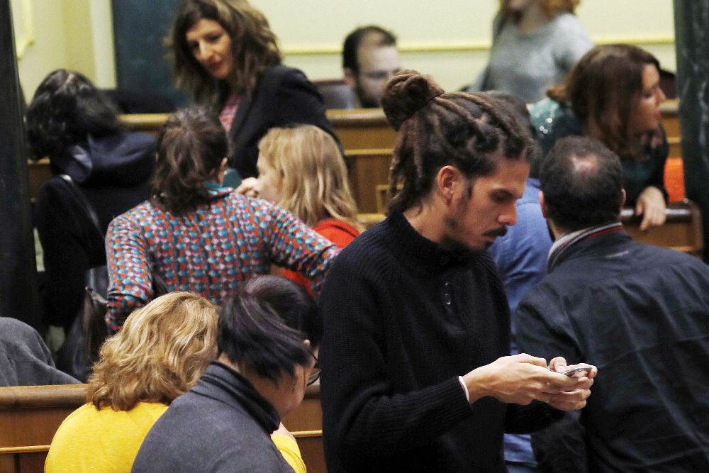 Los diputados de Unidos Podemos abandonan el hemiciclo momentos antes del minuto de silencio por Rita Barberá.