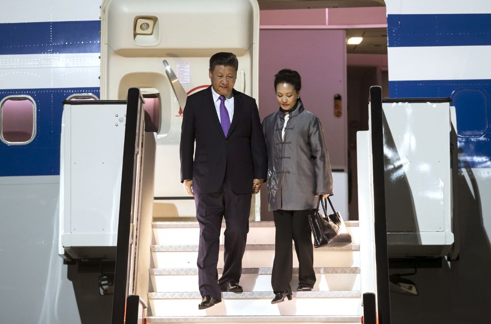 El presidente de China, Xi Jinping, acompañado por su esposa, Peng Liyuan, llega a Gran Canaria en una escala de regreso a su país tras su gira por Latinoamérica.