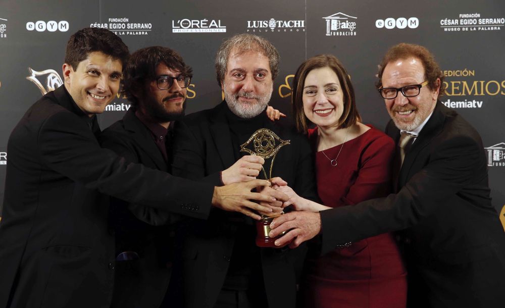 El equipo de guionistas de la serie "El Ministerio del Tiempo" posa con el galardón al Mejor Guión, durante la gala de los premios Iris de televisión, en el Gran Casino de Aranjuez.
