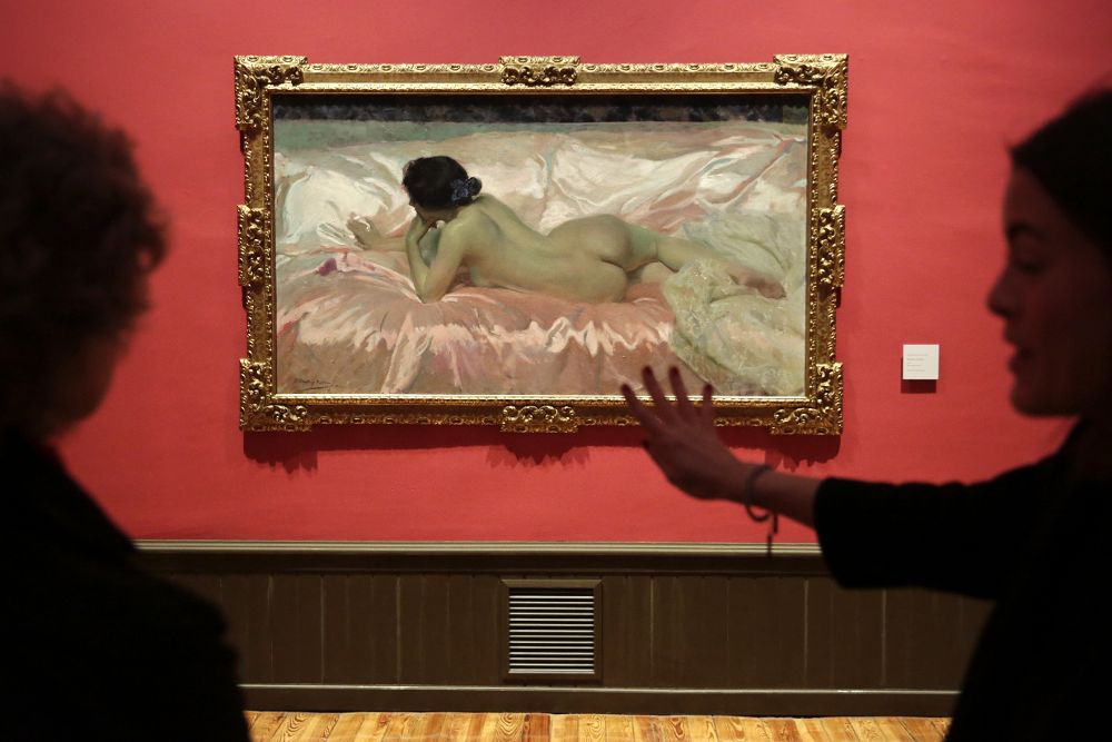 Una comisaria de la exposición comenta la obra "Desnudo de mujer" (1902) de Joaquín Sorolla.