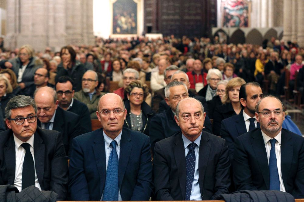 Concejales y exconcejales del Partido Popular del Ayuntamiento de Valencia, ayer, en la Catedral de Valencia, en la misa que se ha celebrado por la exalcaldesa de Valencia, Rita Barberá.