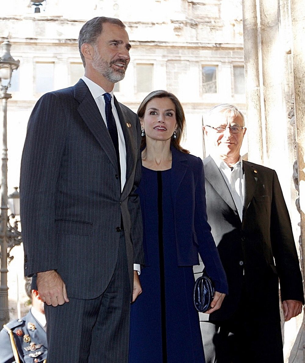 Los reyes Felipe y Letizia acompañados por el alcalde de Valencia, Joan Ribó (d), su llegada a la Lonja de la capital valenciana donde hoy presiden la vigésimo octava edición de los Premios Rey Jaime I.