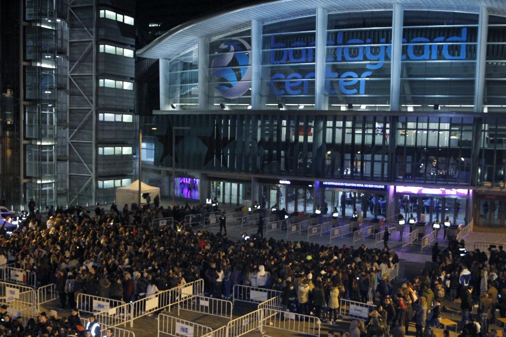 Un millar de jóvenes aguardan ante las puertas del Barclaycard Center de la capital para asistir al concierto de Justin Bieber.