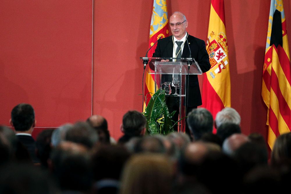 El galardonado con el Premio de Investigación Básica 2016, Francisco Martínez Mojica, durante su intervención en la vigésimo octava edición de los Premios Rey Jaime I que ha tenido lugar hoy en la Lonja de Valencia.