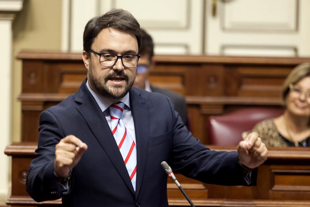 El presidente del grupo parlamentario del Partido Popular, Asier Antona, durante una intervención en el pleno del Parlamento de Canarias.