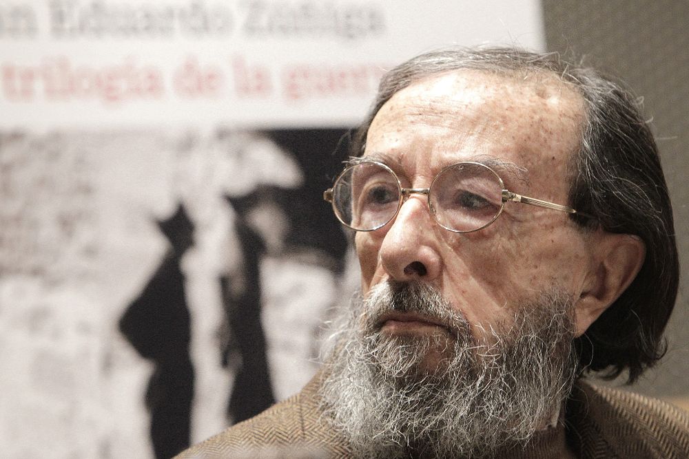 Fotografía de 2011 de Juan Eduardo Zúñiga, el escritor que ha sido galardonado hoy, a sus 87 años.