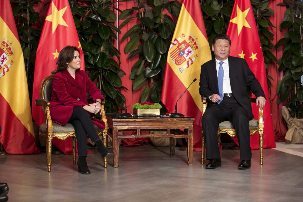 La vicepresidenta del Gobierno, Soraya Sáenz de Santamaría, y el presidente de la República Popular de China, Xi Jinping , durante el encuentro que mantuvieron hoy en Maspalomas.